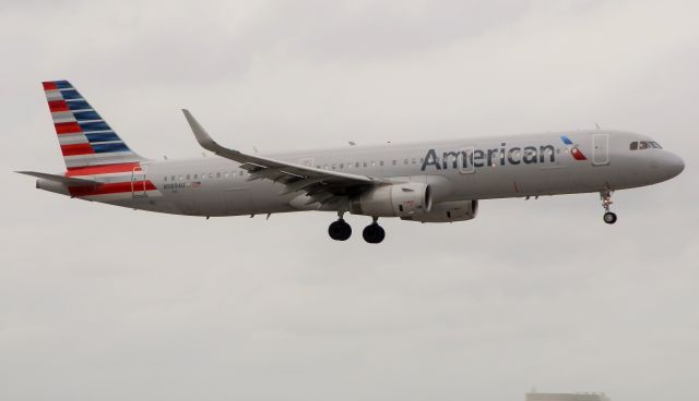 Airbus A321 (N989AU)