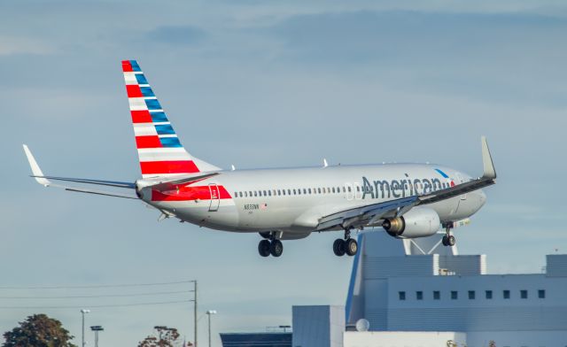 Boeing 737-800 (N833NN)