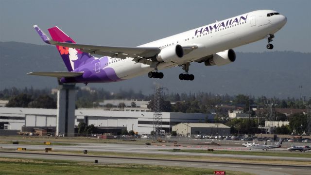 BOEING 767-300 (N588HA) - N588HA Hawaiian Airlines Boeing 767-300 - cn 33466 / ln 890br /First Flight * Oct 2002br /Age 12.5 Yearsbr /30-Apr-2015 B763/L San Jose Intl (KSJC) Honolulu Intl (PHNL) 09:10 PDT