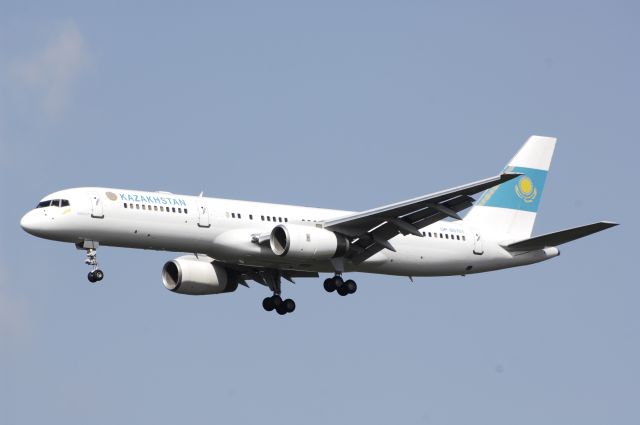 Boeing 757-200 (UPB5701) - Final Approach to Narita Intl Airport Rwy16R on 2013/04/18