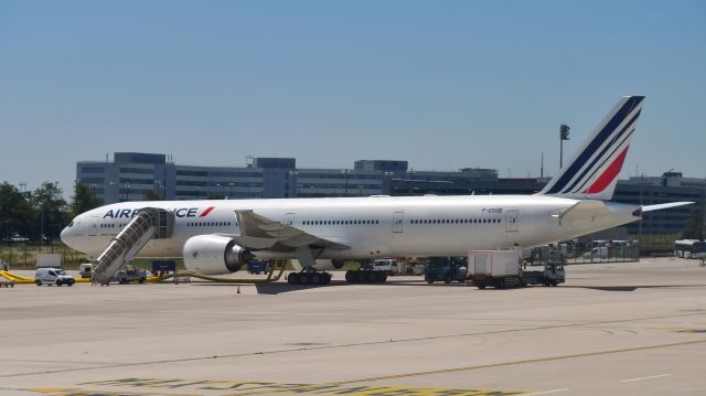 BOEING 777-300 (F-GSQB) - Air France Boeing 777-328(ER) F-GSQB in Paris CDG 