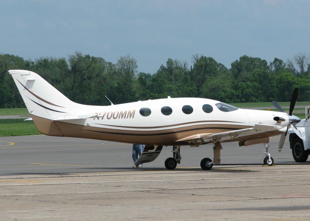 Epic Aircraft LT (N700MM) - About to take on some fuel at Downtown Shreveport.