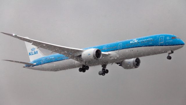 BOEING 787-10 Dreamliner (PH-BKL) - A KLM Boeing 787-10 Dreamliner on final approach to Runway 06R on December 01, 2023. Departed from Amsterdam.