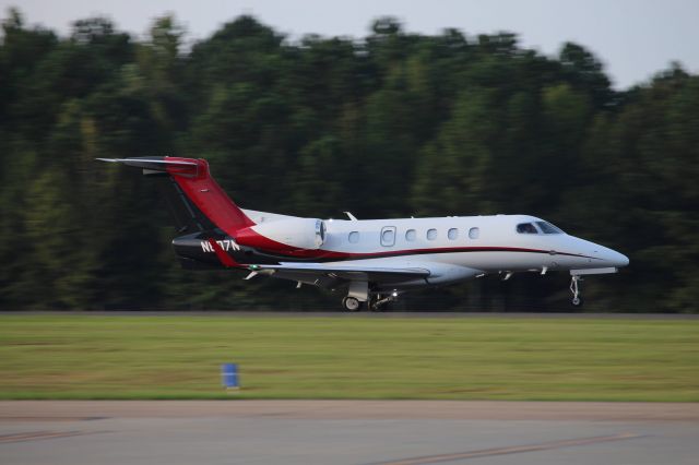 Embraer Phenom 300 (N807N)