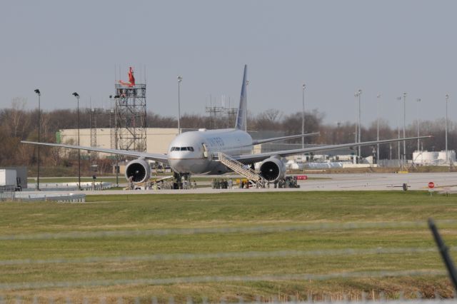 Boeing 777-200 (N223UA)