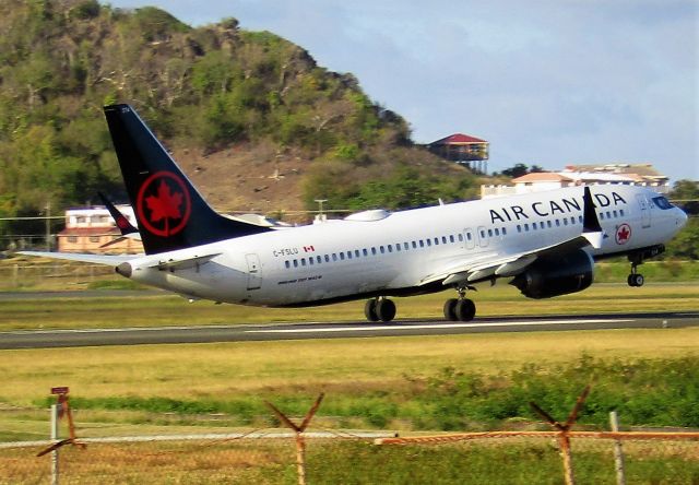 Boeing 737 MAX 8 (C-FSLU)