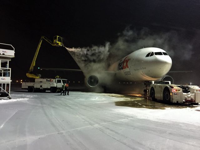 Airbus A300F4-600 (N750FD) - FDX "Richard" being deiced at ATW FDX. 