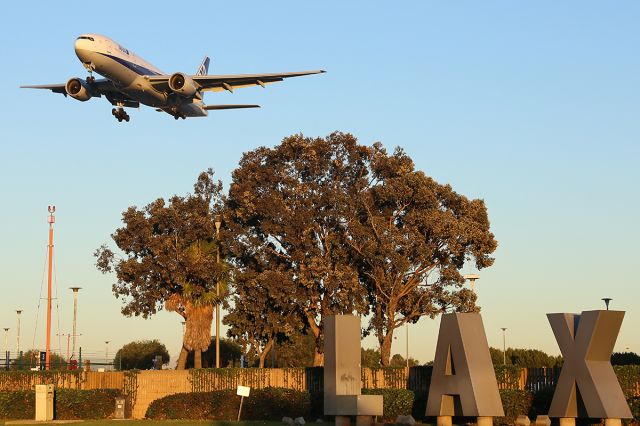 Boeing 777-200 (JA717A) - Landing.