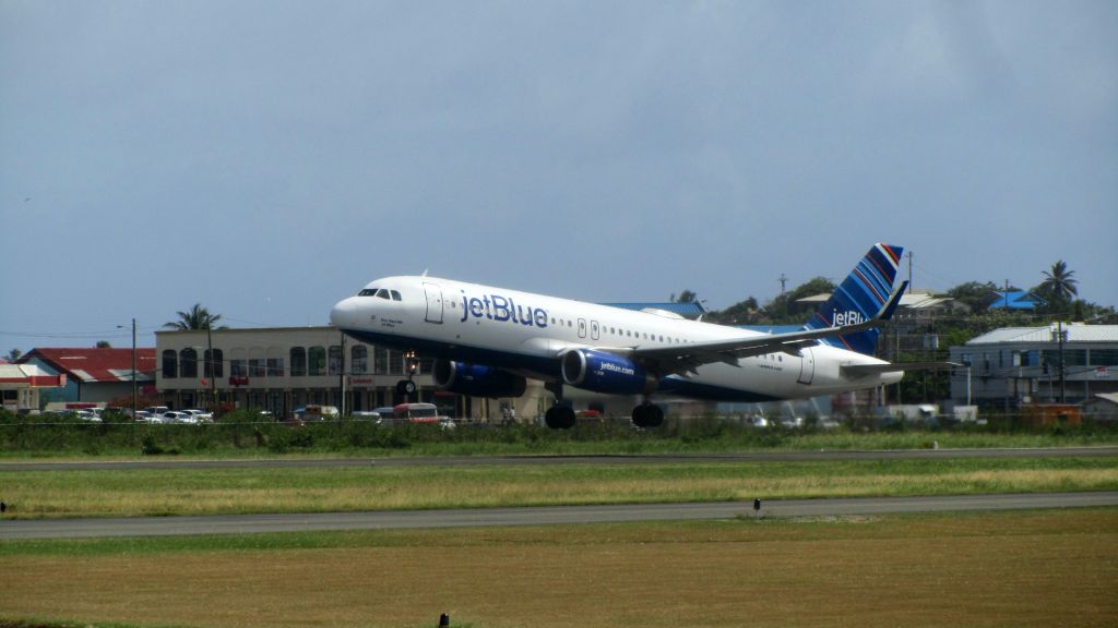 Airbus A320 (N805JB)