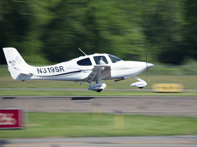 Cessna Skyhawk (N319SR) - Landing runway 08.