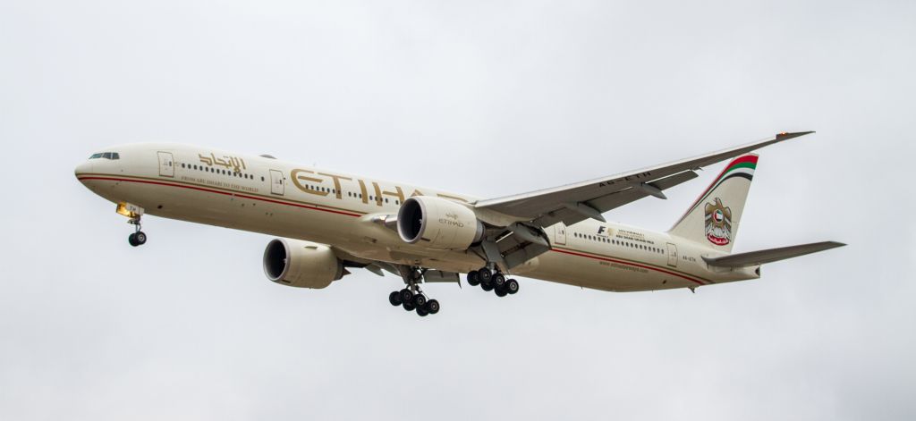 BOEING 777-300 (A6-ETH)