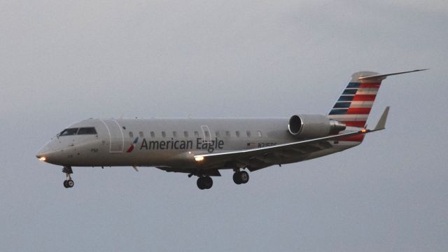 Canadair Regional Jet CRJ-200 (N215PS) - An American Eagle CRJ-200ER landing at Philadelphia International Airport on November 23rd, 2016.