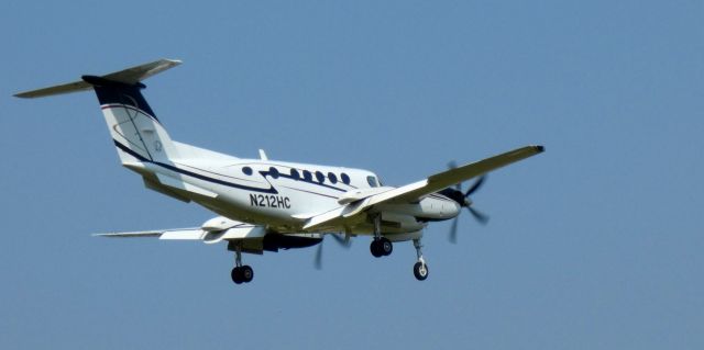 Beechcraft Super King Air 200 (N212HC) - On short final is this 2001 Raytheon Beechcraft B200 Super King Air in the Spring of 2023.