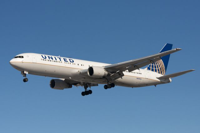 BOEING 767-300 (N644UA)