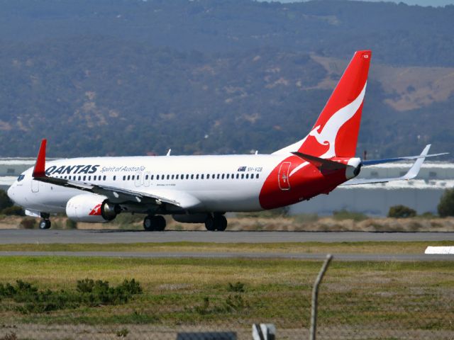 Boeing 737-800 (VH-VZB) - Turning on to runway 05 in preparation for take off. Thursday 12th April 2012.