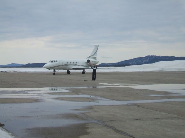 Dassault Falcon 2000 (N333MX) - Taxiing to Irving Aviation FBO Goose airport NL. April 25/09