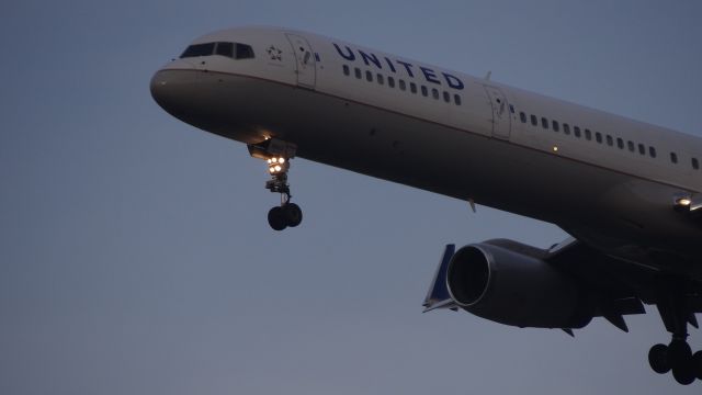 BOEING 757-300 (N57862) - N75682 on  an evening final for 26C.