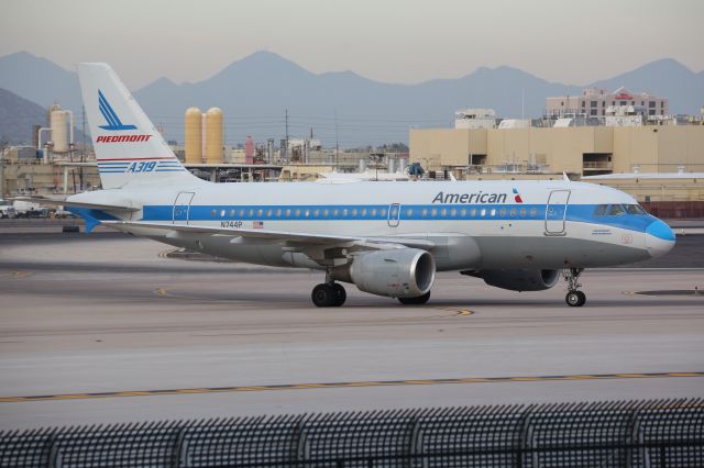 Airbus A319 (N744P)