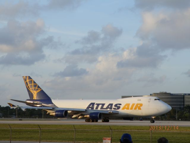 Boeing 747-400 (N498MC)