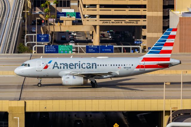 Airbus A319 (N816AW) - An American Airlines A319 taxiing at PHX on 2/13/23, the busiest day in PHX history, during the Super Bowl rush. Taken with a Canon R7 and Canon EF 100-400 II L lens.