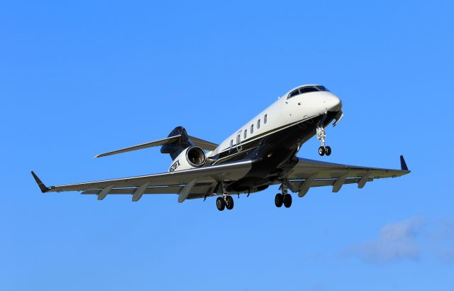 Bombardier Challenger 300 (N528FX)