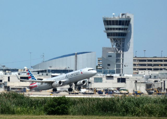 Airbus A321 (N128AN) - On departure is thi 2014 American Airlines Airbus 321-231 in the Summer of 2022.