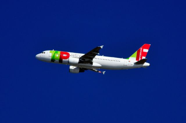 Airbus A320 (CS-TNM)