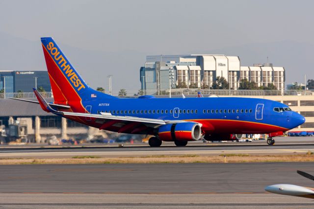 Boeing 737-700 (N717SA)