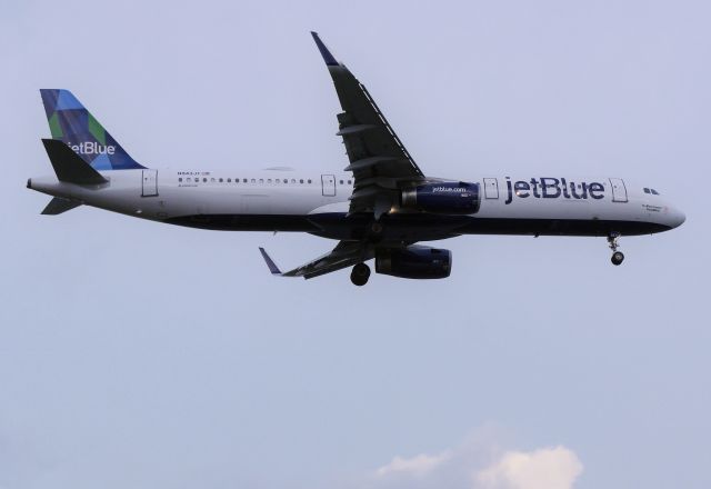 Airbus A321 (N943JT)