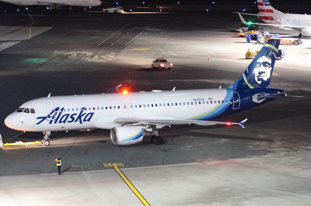 Airbus A320 (N625VA) - First A320 painted in Alaska colors in Boston.