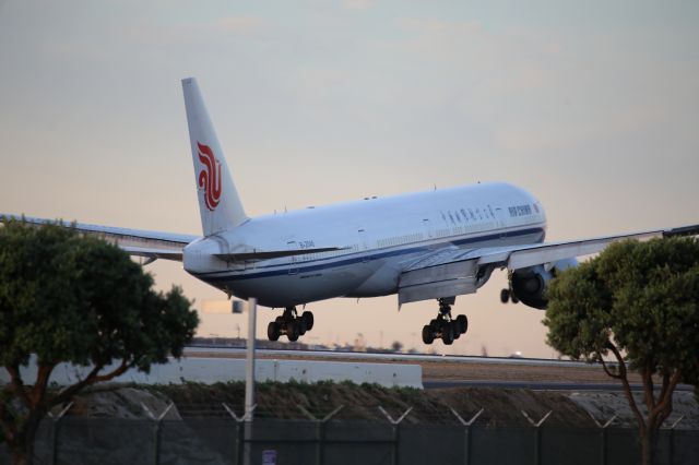 BOEING 777-300ER (B-2046)