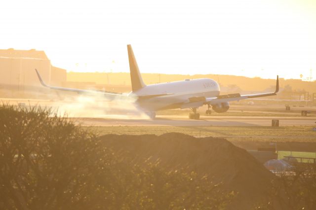 BOEING 767-300 (N190DN)