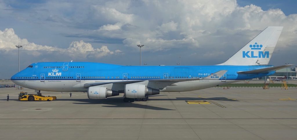 Boeing 747-400 (PH-BFU) - Remote stand in Seoul.