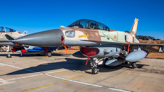 Lockheed F-16 Fighting Falcon (N827)