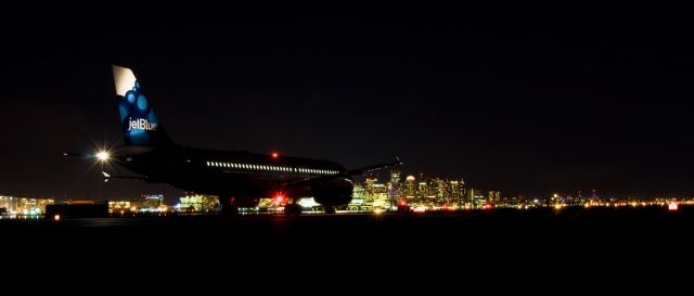 Airbus A320 (N568JB) - JetBlue A320 BLUE SAPPHIRE flashing the Boston Skyline !