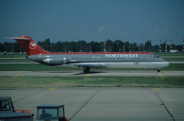 Douglas DC-9-10 (N911RW) - Taxing at Detroit Intl Airport on 1990/08/31