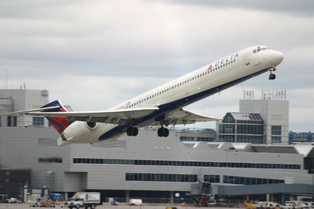 McDonnell Douglas MD-90 (N944DN)