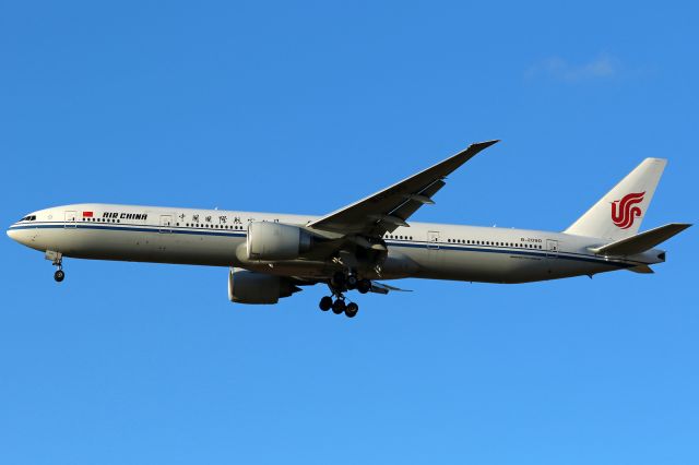 BOEING 777-300 (B-2090)
