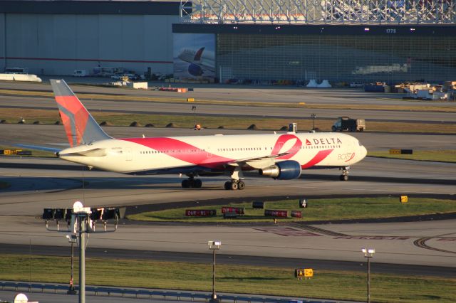 BOEING 767-400 (N845MH)