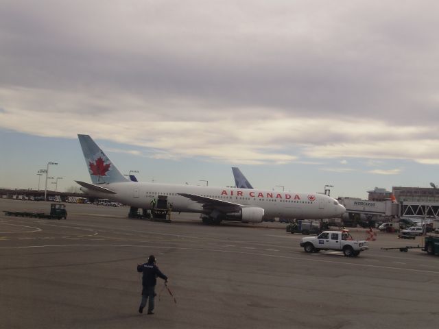 BOEING 767-300 (C-FCAB)