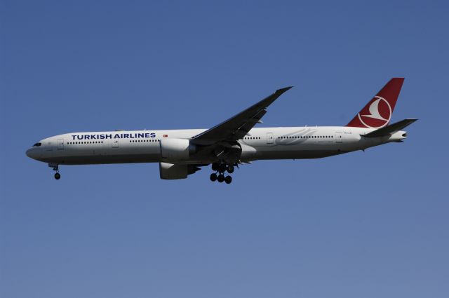 BOEING 777-300 (TC-JJL) - Final Approach to Narita Intl Airport R/W34L on 2012/11/04