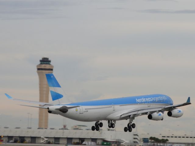 Airbus A340-300 (LV-CSF)