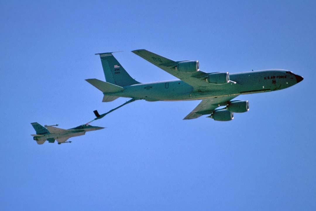 Boeing C-135B Stratolifter (61-0320) - Lockheed-Martin F-16C Fighting Falcon 88-0445 is in position to receive fuel from Boeing KC-135R Stratotanker 61-0320 at the Edwards Air Force Base open house on October 3, 1998.