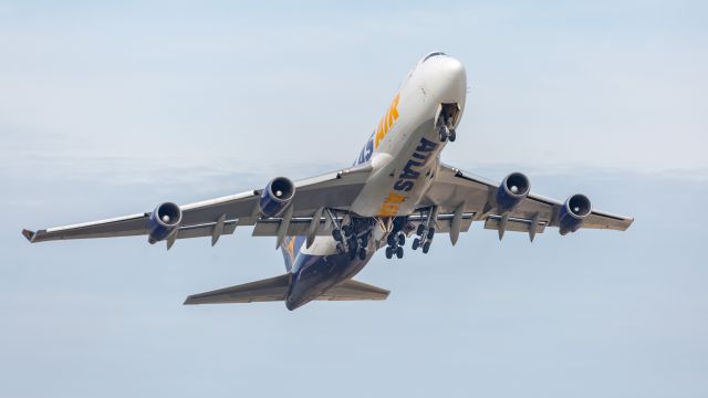 Boeing 747-400 (N496MC)