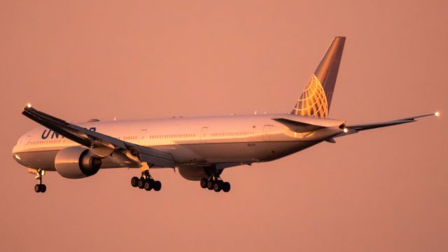 BOEING 777-300ER (N2243U)