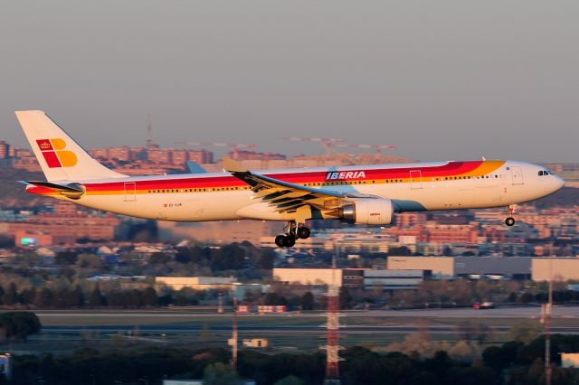 Airbus A330-300 (EC-LUK)