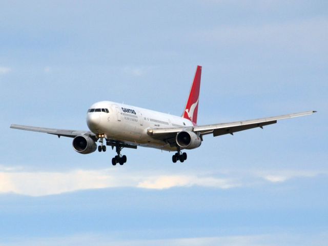 BOEING 767-300 (VH-ZXC) - On short finals for runway 05. Thursday 12th July 2012.