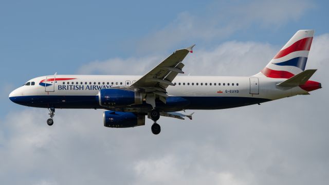 Airbus A320 (G-EUYD)