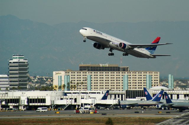 BOEING 767-400 (N834MH) - N834MH  B767-432ER  DAL  KLAX