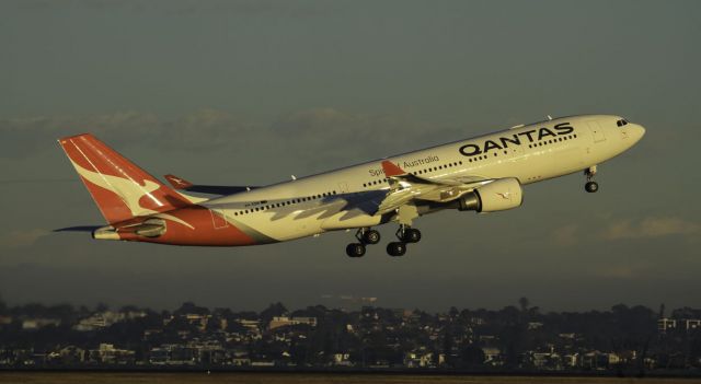 Airbus A330-300 (VH-EBN)